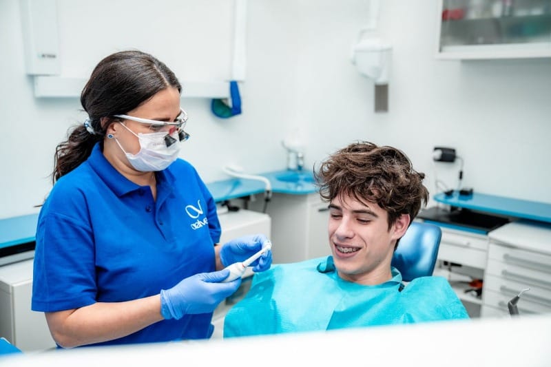 come lavare i denti con apparecchio